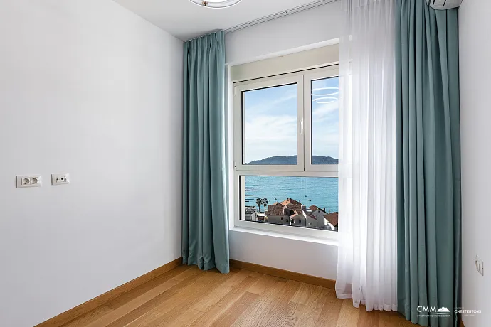 Penthouse in Rafailovici with sea view