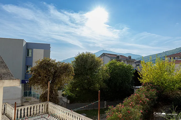 FOR SALE: SPACIOUS, FULLY FURNISHED APARTMENT IN BUDVA WITH GARAGE AND TESLA CHARGER