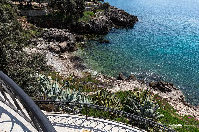 A luxurious villa with swimming pool in Utjeha