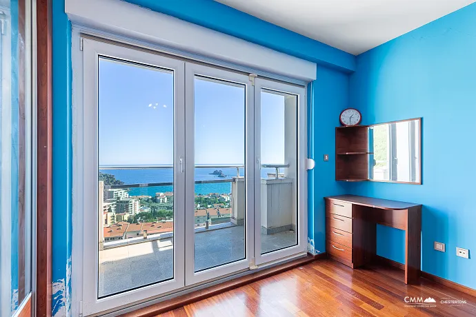 Three-Bedroom Apartment in Petrovac with Sea View