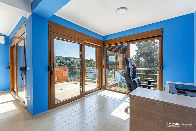 Spacious house in Utjeha with panoramic sea views