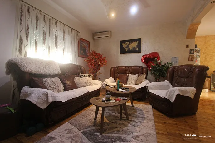 Spacious house in Lastva Grbaljska