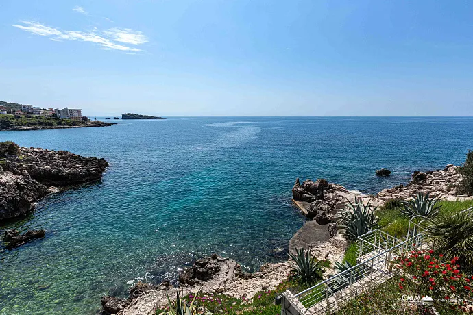 A luxurious villa with swimming pool in Utjeha