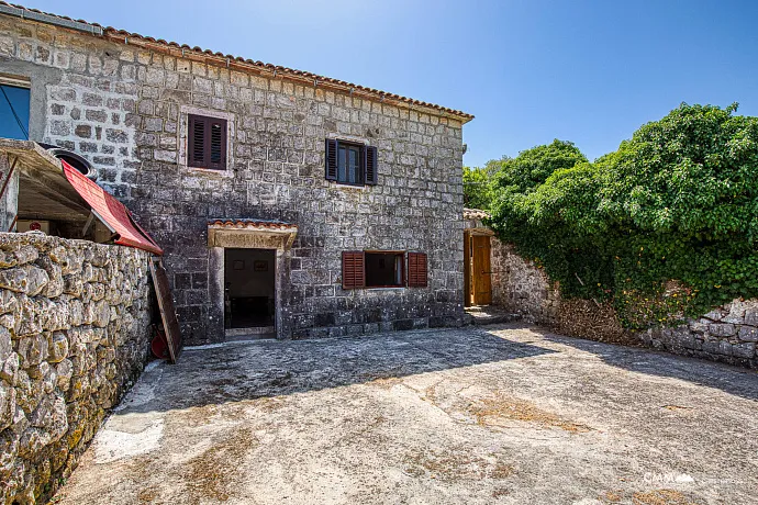 Stone House 105 m² with 2100 m² Land Plot in Glavatičići