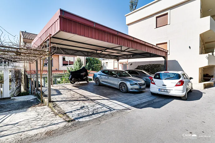 House in a quiet area of Budva overlooking the sea.