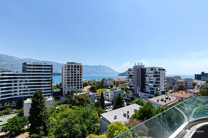 Three-bedroom apartment in Budva with a stunning view