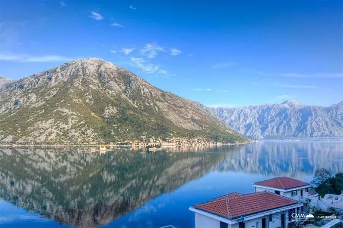 Apartment with three bedrooms and sea views, with swimming pool