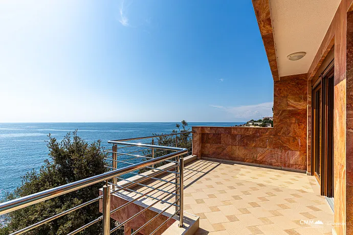 Spacious house in Utjeha with panoramic sea views