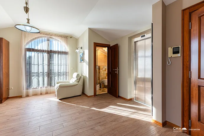 Elegance and serenity in a luxurious villa with natural views.