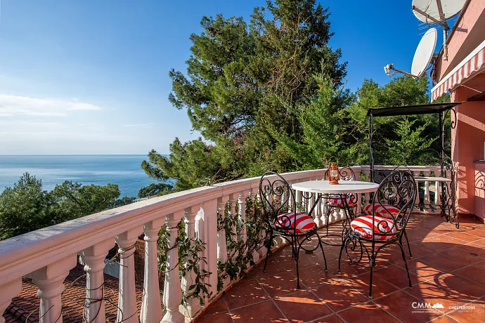 Three-storey family house in Susanj