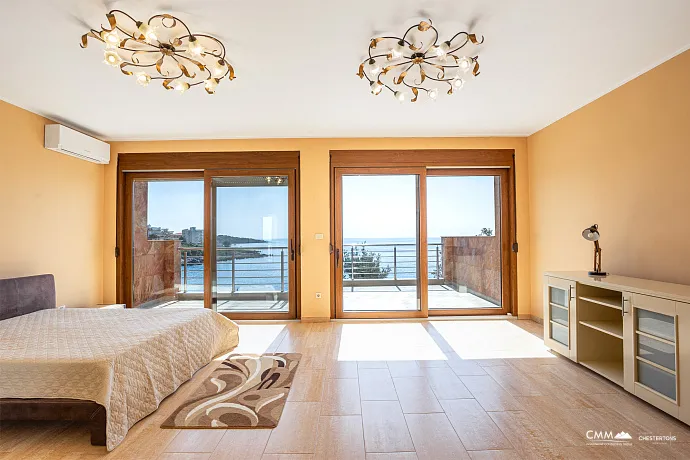 Spacious house in Utjeha with panoramic sea views
