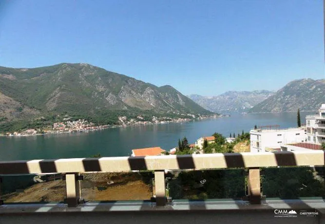 One-bedroom apartment in Dobrota with sea view