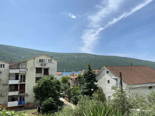 House in Djenovici with a view of the sea