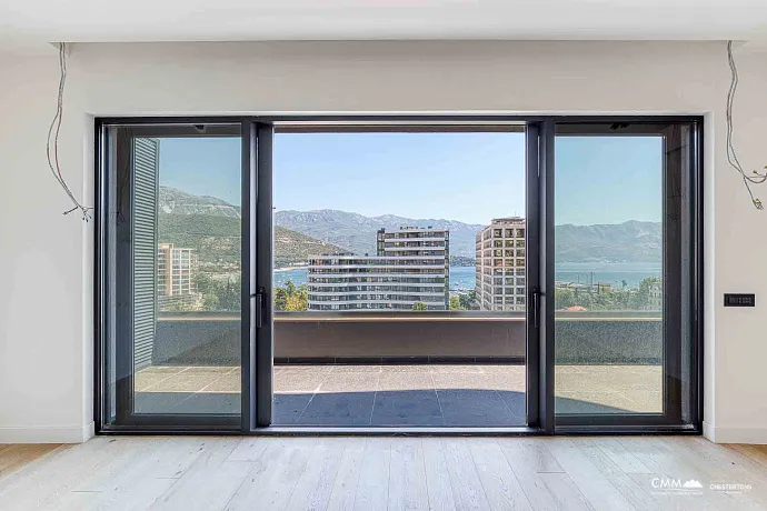 Three-bedroom apartment in Budva with a stunning view