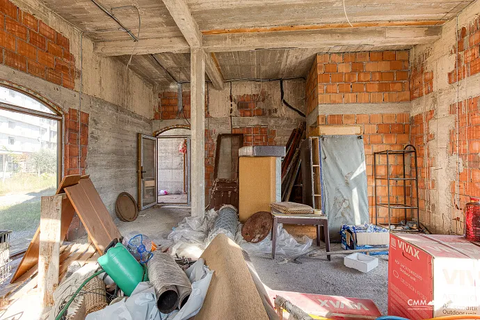 Office and retail center in the final stage on a 652 m² land plot in the center of Podgorica