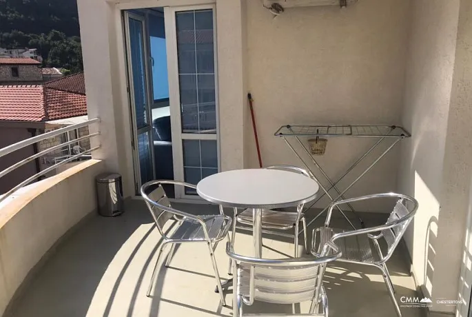 Apartment with two bedrooms in Rafailovici near the sea