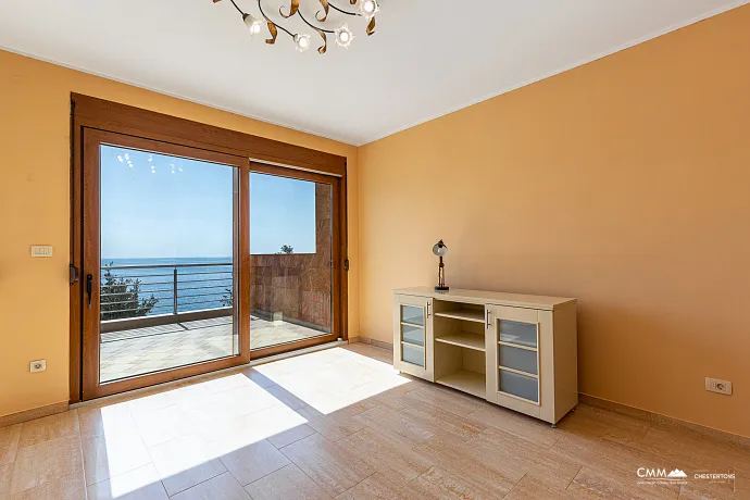 Spacious house in Utjeha with panoramic sea views