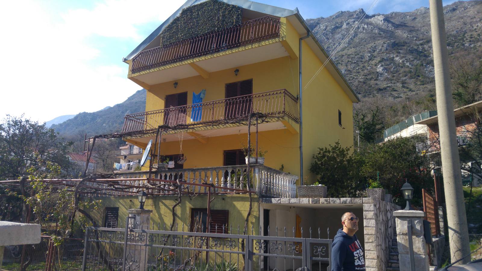 Three-story house in Morinje with a large yard
