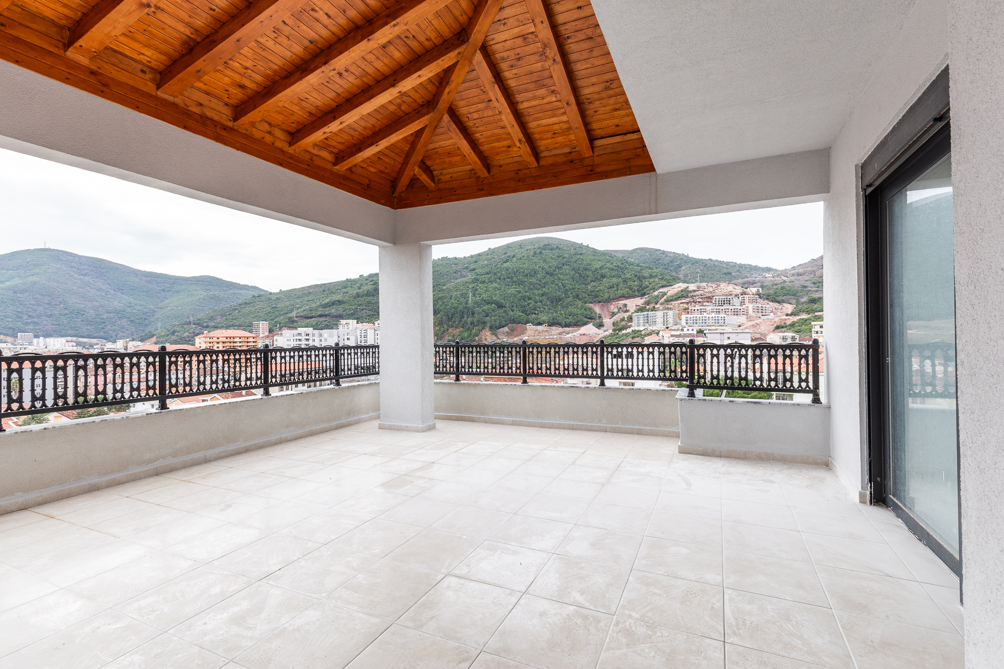 Apartments in a newly built building in the center of Budva