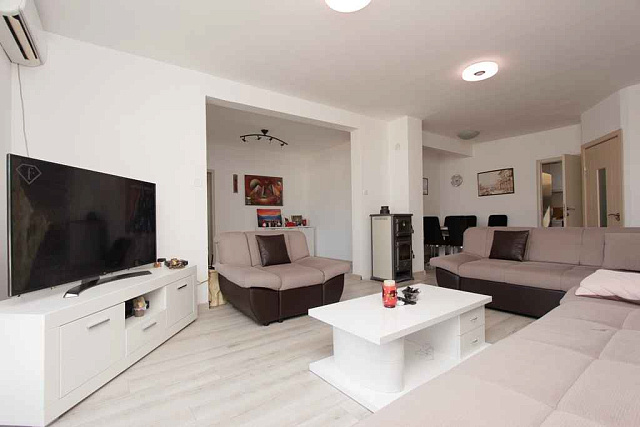 Bright apartment in Budva — photo 6