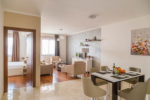 Apartments in a new complex with a swimming pool in Bechici