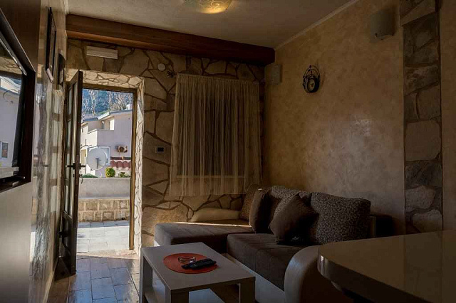 Two houses with restaurant on the front line — photo 49