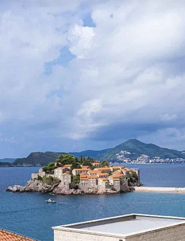Spacious duplex apartment with sea view in Sveti Stefan — photo 40