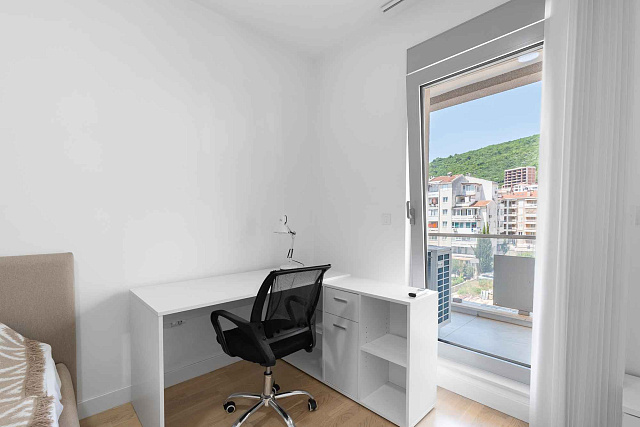 Spacious and Airy Apartment in the Heart of Budva — photo 20