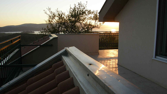 Three-story house in Kavac with a beautiful view of the sea — photo 13