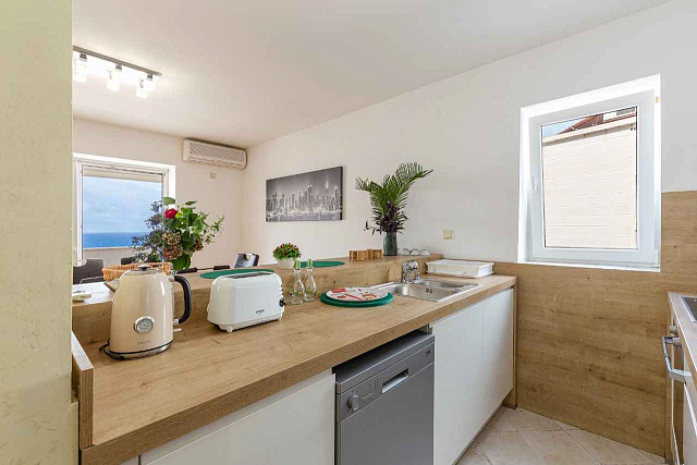 Spacious duplex apartment with sea view in Sveti Stefan — photo 7