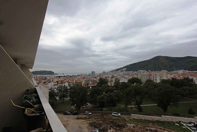 Apartment with a sea and city view in Budva — photo 10