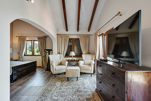 Exclusive Modern House with Authentic Character, Wine Cellar and Panoramic Views