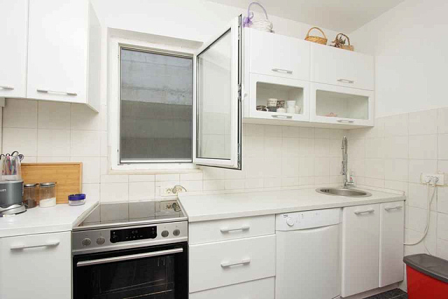 Bright apartment in Budva — photo 19