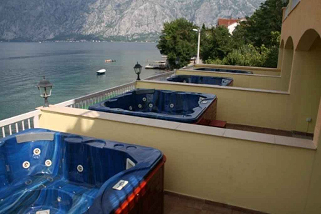 Hotel on the front line in Stoliv — photo 16