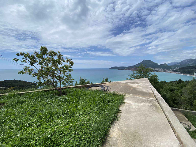A fenced plot for sale with a panoramic view of the Adriatic Sea