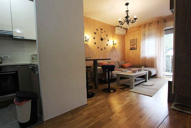 Apartment with a sea and city view in Budva — photo 4