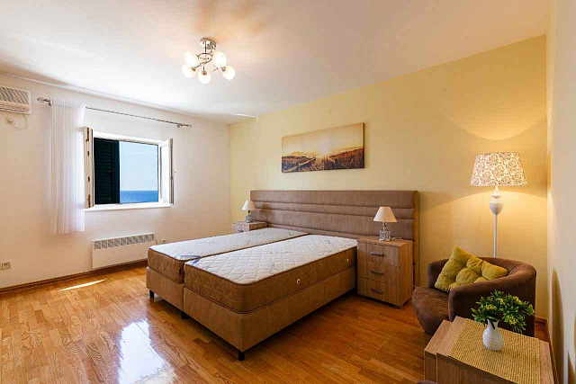 Spacious duplex apartment with sea view in Sveti Stefan — photo 32