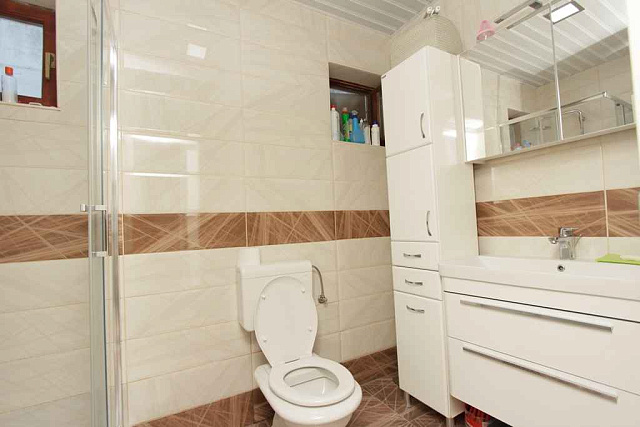 Bright apartment in Budva — photo 17