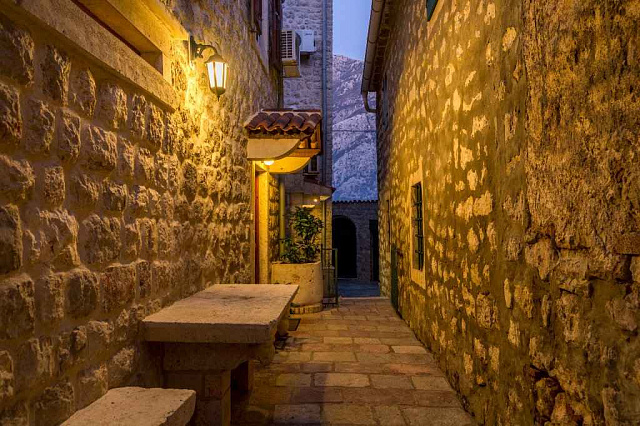 Two houses with restaurant on the front line — photo 6