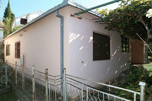 House with a courtyard and driveway in Belishi — photo 2
