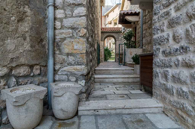 Two houses with restaurant on the front line — photo 11
