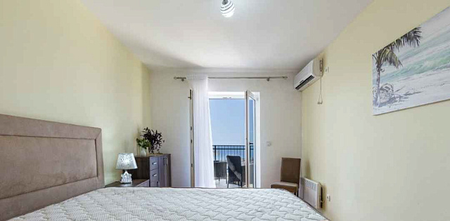 Spacious duplex apartment with sea view in Sveti Stefan — photo 36
