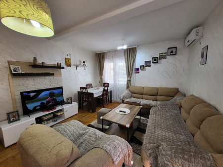 Apartment with a spacious terrace in a quiet location in Budva