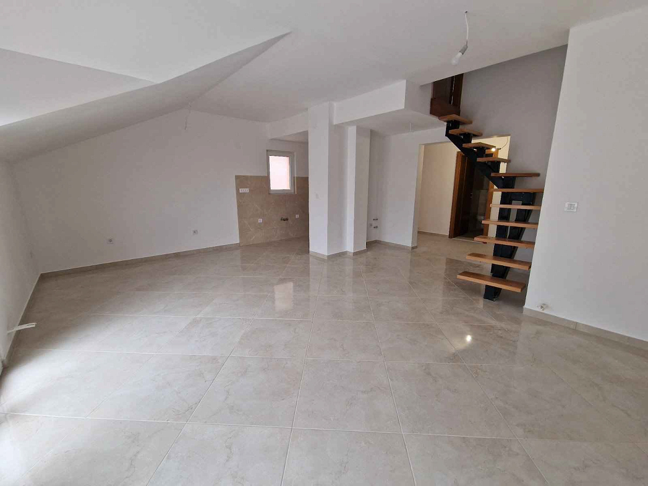 Three-bedroom duplex apartment in Igalo with sea view 