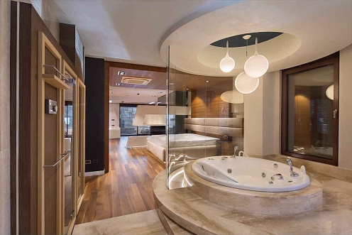 Super luxuriöse dreistöckige Triplex-Wohnung mit Jacuzzi und Sauna. — photo 2