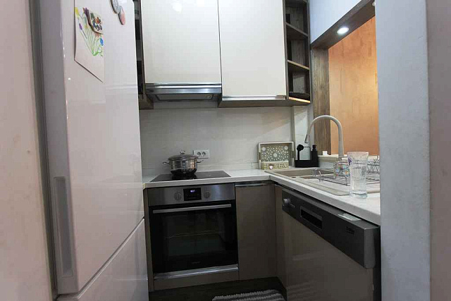 Apartment with a sea and city view in Budva — photo 5