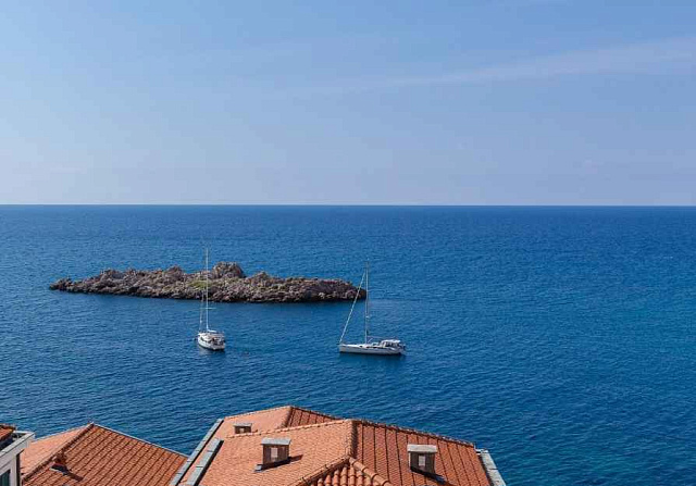Spacious duplex apartment with sea view in Sveti Stefan — photo 41