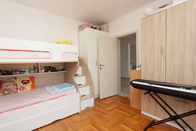 Bright apartment in Budva — photo 10