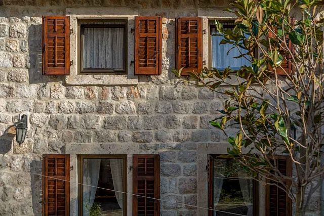 Two houses with restaurant on the front line — photo 12