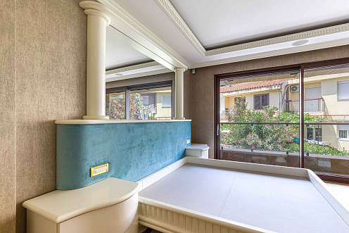 Luxuriöse Ein-Zimmer-Wohnung mit Designer-Innenraum — photo 3